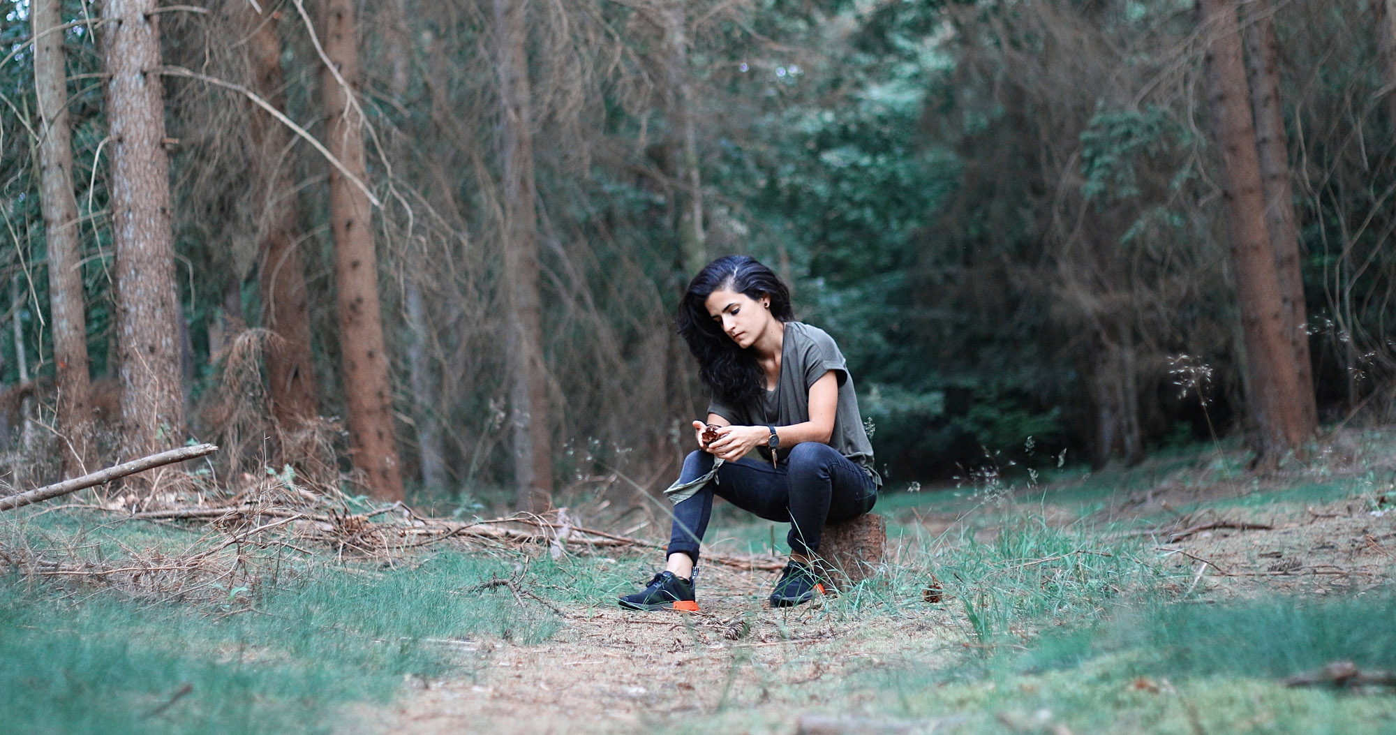 Deniz Celebi, die türkische Künstlerin und Achtsamkeitstrainerin aus Stuttgart sitzt im Wald