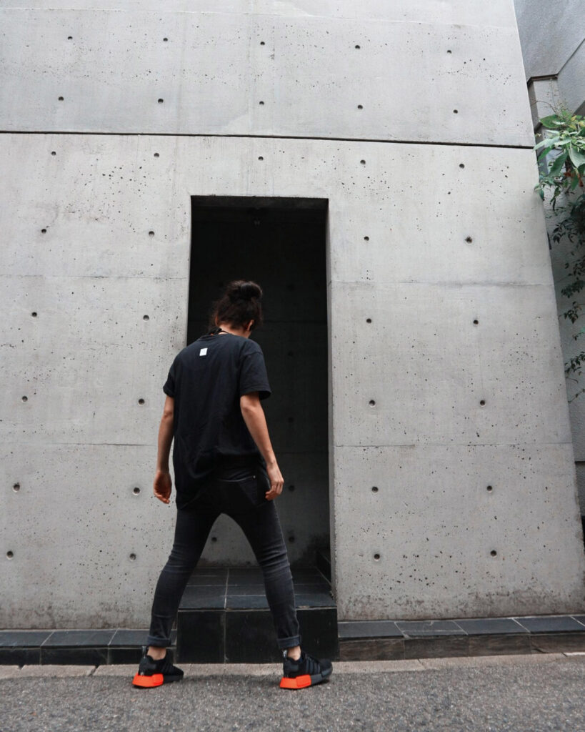 Deniz steht vor dem Gebäude Haus Azuma designed von Tadao Ando