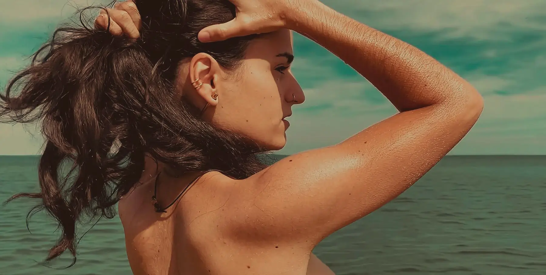 Deniz Celebi, die LGBTQ Künstlerin, mit offenen Haaren im Meer