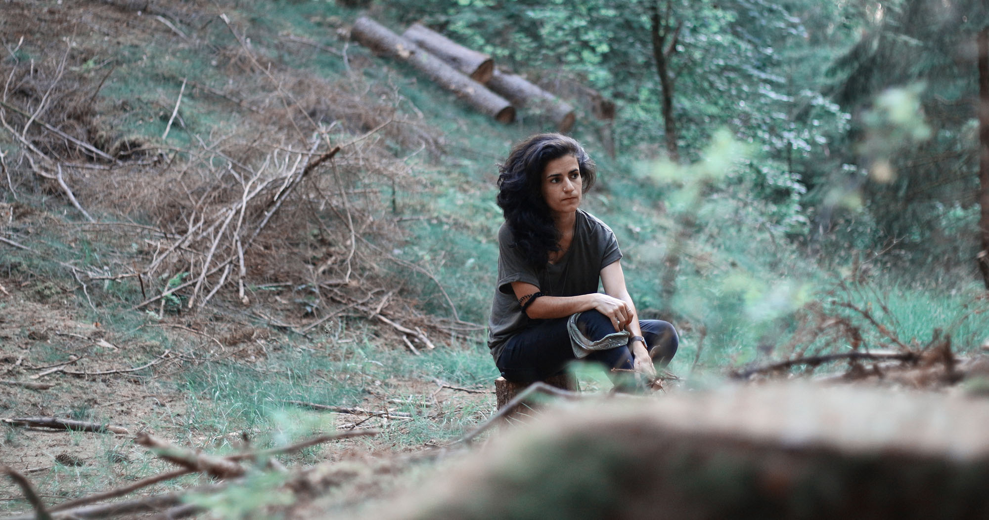 Deniz Celebi, sitzt im Wald und berichtet über Fremdgehen und Affären lösen